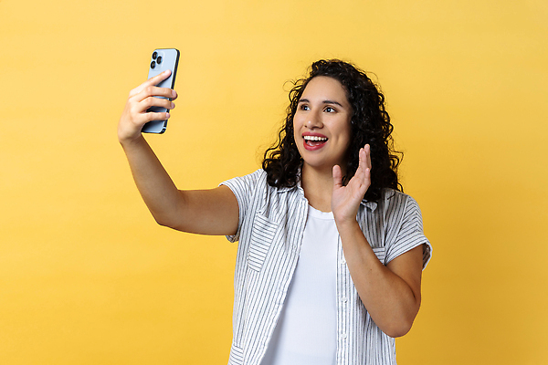 포토 JPG 해외이미지 손 여자 물결 파도 인터넷 중동 청소년 회의 모바일 실내 대화 한명 사람 동양인 스마트폰 흐름 인사 네트워크 셀프카메라 토론 인도인 스마트 전자 방송 부름 경례 환영 히스패닉 온라인 안녕 동영상 고립 구독 노란배경 블로거 소셜미디어 이란 1인미디어 해외202309 해외포토 외국인 1 나라 바다 백그라운드 컨셉 비즈니스 모션 말하기 인종 내부 신체부위 핸드폰 스마트기기 노란색 사진촬영 예절 파일형식