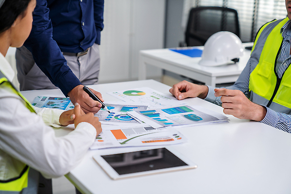 포토 JPG 해외이미지 여자 남자 창문 회의 협력 상반신 성인 옆모습 세명 사무실 블라인드 직장인 엔지니어 안전모 안전조끼 성인만 해외202309 해외포토 직업 뷰포인트 비즈니스 사람 커튼 기술자 헬멧 안전장비 파일형식