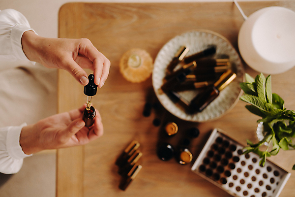 포토 JPG 해외이미지 여자 한명 상반신 성인 사람없음 화장품 오일 아로마테라피 테라피 치료사 성인여자한명만 해외202309 해외포토 직업 1 음식 사람 뷰티 여자한명만 성인여자만 파일형식