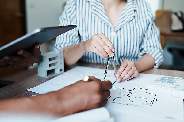 포토 JPG 해외이미지 직업 손 디자인 응시 산업 종이 백그라운드 컨셉 비즈니스 통신 부동산 협력 설계 주택 건설업 자 창조 사람 성인 두명 가로 컴퓨터 사무실 펜 장비 가리킴 작업 엔지니어 수리 제조 연결 헬멧 건축가 토론 스케치 책상 측정 경영자 문서 청사진 공학 카피스페이스 브레인스토밍 해외202309 해외포토 시선 교육 가구 문구용품 미술 손짓 건물 신체부위 전자제품 필기구 공백 기술자 재산 보호장비 리더 파일형식