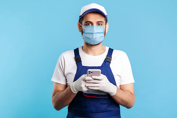 포토 JPG 해외이미지 유니폼 인터넷 중동 모바일 노동자 작업복 가면 한명 사람 스마트폰 쇼핑 메시지 엔지니어 수리 배달원 인도인 우체부 전화기 서비스 컨설턴트 파란배경 부름 질서 히스패닉 온라인 예약 유지 건축업자 고립 공예가 배관공 재주꾼 공급 코로나바이러스 해외202309 해외포토 외국인 직업 1 옷 건축 나라 백그라운드 모션 동양인 파란색 핸드폰 스마트기기 예절 기술자 바이러스 전문직 상담 파일형식