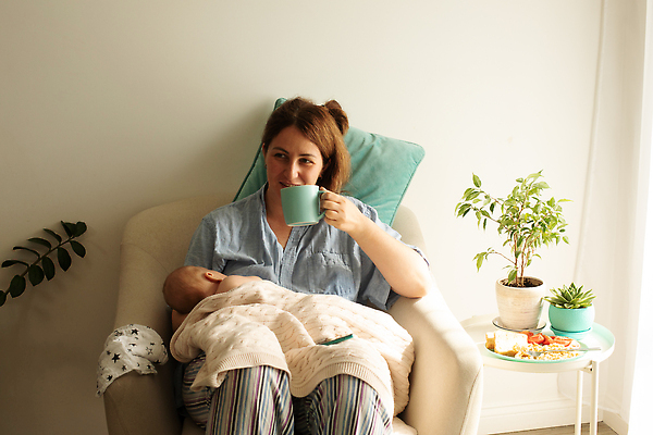 포토 JPG 해외이미지 라이프스타일 여자 아들 커피 음료 어린이 음식 가족 엄마 친절 건강 두명 컵 뷰티 우유 침대 아기 신생아 잡기 차 핥기 결합 수분 가슴 먹기 내추럴 걸음마 궤 돌봄 수유 지원 천진난만 통일 공급 해외202309 해외포토 식기 가구 컨셉 관계 모션 유제품 사람 생활 신체부위 파일형식