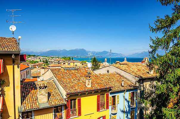 포토 JPG 해외이미지 유럽 호수 시계 여행 백그라운드 건축양식 하늘 지붕 산 안테나 파노라마 풍경 사람없음 건물 빨간색 물 파란색 도시풍경 컬러풀 산타클로스 성당 교회 탑 이탈리아 종 도시 센터 역사 타일 알프스 대성당 북쪽 마리아 타운 랜드마크 옛날 해외202309 해외포토 자연요소 건축물 건축 나라 종교 컬러 크리스마스 통신 종교건축 촬영기법 방향 파일형식