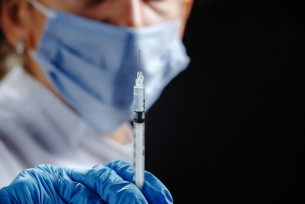 포토 JPG 해외이미지 백인 직업 라이프스타일 응시 여자 유럽 포즈 백그라운드 건강 병원 주사기 가면 한명 사람 성인 약 카메라 건강관리 간호사 의사 잡기 바이러스 전문직 예방 주사약 돌봄 백신 심각 예방접종 전염병 카피스페이스 코로나바이러스 해외202309 해외포토 서양인 1 시선 나라 컨셉 의학 의료기기 모션 관리 생활 전자제품 공백 의료진 질병 접종 파일형식