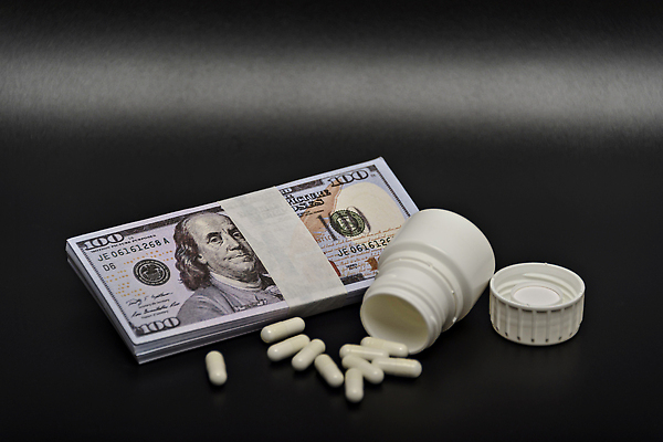 포토 JPG 해외이미지 백그라운드 지폐 돈 비즈니스 건강 사람없음 치료 금융 경제 알약 약 달러 질병 약국 조제 계산서 비용 해외202309 해외포토 의학 재산 만들기 파일형식