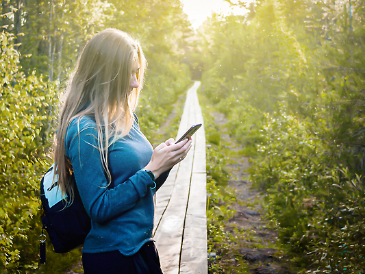 포토 JPG 해외이미지 길 스포츠 여행 셔츠 가방 배낭 성공 휴식 한명 서기 사람 성인 야외 걷기 산책 흐름 자유 탐험 개울 그룹 황금 우아함 고독 목표 격려 승객 발견 독립 혼자 수평선 힙스터 카피스페이스 해외202309 해외포토 1 잡화 패션 감정 컨셉 상의 모션 강 공백 파일형식
