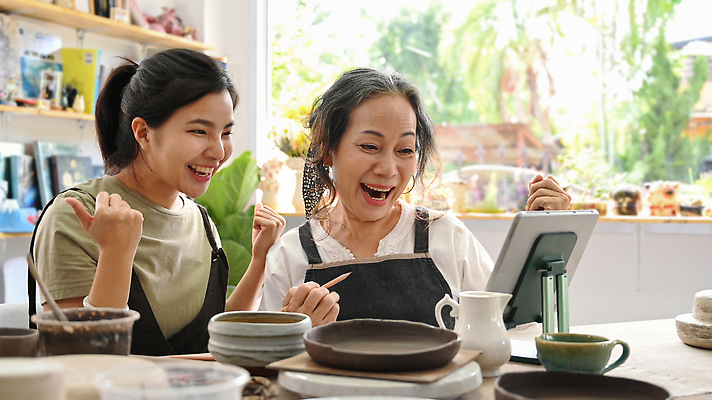 포토 JPG 해외이미지 그릇 여자 상반신 성인 취미 두명 태블릿 앞치마 주먹 기쁨 도자기 도자기공예 집중 만들기 점토 진흙 수공예 도예가 성인여자만 도자기공방 해외202309 해외포토 직업 식기 감정 컨셉 모션 사람 전자제품 스마트기기 공예 여자만 성인만 파일형식