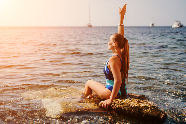 포토 JPG 해외이미지 라이프스타일 여자 행복 바다 여행 자연 하늘 휴가 산 한명 사람 성인 야외 물 파란색 뷰티 여행객 계곡 트래킹 하이킹 추위 자유 정상 셀프카메라 나눔 수평선 해외202309 해외포토 자연요소 1 감정 컬러 컨셉 레저 생활 사진촬영 생태계 파일형식