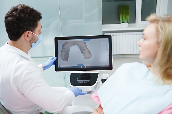 포토 JPG 해외이미지 직업 건강 치과 두명 치료 3D 환자 의사 치아 치과의사 순서 스캐너 헬프 구강학 해외202309 해외포토 의학 병원 사람 의료진 도움 소화기관 디지털합성 파일형식