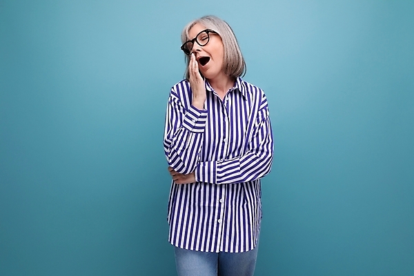 포토 JPG 해외이미지 응시 여자 노년 행복 할머니 얼굴 백그라운드 휴식 친절 실내 한명 청년 성인 유행 회색 은퇴 내추럴 옛날 카피스페이스 해외202309 해외포토 1 시선 감정 컬러 컨셉 사람 내부 신체부위 공백 파일형식