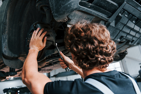 포토 JPG 해외이미지 남자 자동차 한명 상반신 성인 뒷모습 기계 작업 기술자 수리 고장 열정 정비공 교체 자동차정비 정비소 성인남자한명만 해외202309 해외포토 직업 1 감정 육상교통 뷰포인트 사람 남자한명만 성인남자만 파일형식