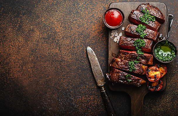 포토 JPG 해외이미지 육류 스테이크 사람없음 숟가락 신선 나이프 슬라이스 나무도마 나무배경 해외202309 해외포토 식기 백그라운드 식재료 도마 서양음식 수저 목재 칼 파일형식