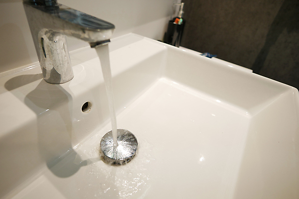 포토 JPG 해외이미지 주택 사람없음 물 달리기 환경 주방 젖음 흐름 떨어짐 싱크대 수도꼭지 쏟아짐 낭비 적자 공급 해외202309 해외포토 자연요소 컨셉 모션 건물 개수대 파일형식