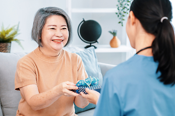 포토 JPG 해외이미지 여자 노년 행복 화분 할머니 화초 쿠션 앉기 동양인 상반신 성인 두명 뒷모습 선물상자 소파 지구본 마주보기 건강관리 환자 간호사 주기 여자만 해외202309 해외포토 식물 감정 뷰포인트 의자 의학 모션 건강 관리 선물 사람 인종 상자 의료진 파일형식