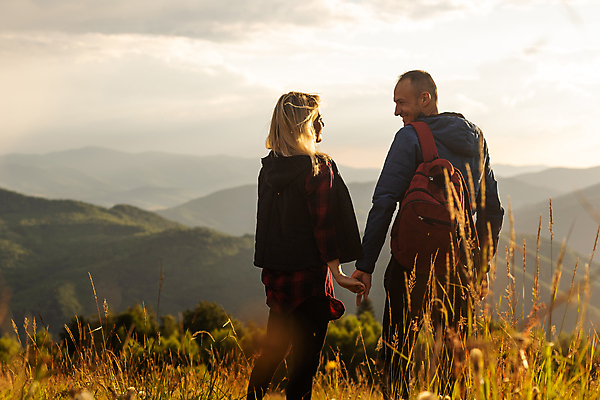 포토 JPG 해외이미지 커플 여자 남자 여행 배낭 휴식 산 함께함 성인 야외 두명 옆모습 여행객 마주보기 손잡기 하이킹 풀잎 하이커 성인만 해외202309 해외포토 뷰포인트 컨셉 잎 가방 관계 모션 레저 사람 풀_식물 파일형식