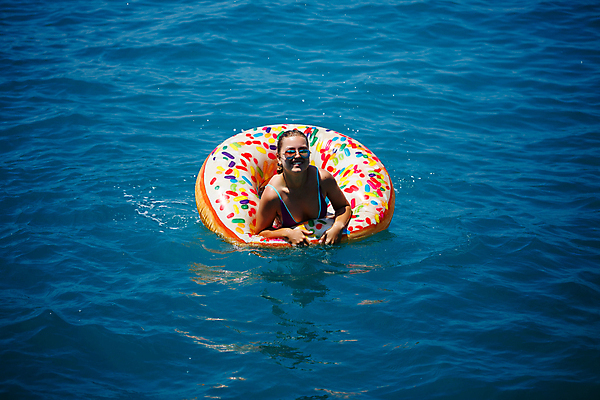 포토 JPG 해외이미지 손 배너 행복 얼굴 바다 여행 백그라운드 놀이 휴가 휴식 한명 미소 성인 물 여름 파란색 비키니 태양 뷰티 파티 유행 스파 도넛 드론 성인여자만 카피스페이스 해외202309 해외포토 자연요소 1 계절 수영복 감정 컬러 컨셉 디저트 표정 사람 이벤트 신체부위 공백 여자만 성인만 파일형식