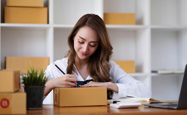 포토 JPG 해외이미지 여자 행복 인터넷 회사 비즈니스 사업가 태국 탁자 주택 실내 한명 사람 앉기 동양인 노트북 컴퓨터 상자 사무실 뷰티 상점 업무 비즈니스우먼 작음 상인 고객 온라인쇼핑 패키지 질서 온라인 주인 물류 짐싸기 판지 전자상거래 마케팅 프리랜서 해외202309 해외포토 직업 1 감정 아시아 가구 모션 인종 내부 건물 전자제품 쇼핑 예절 작업 직장인 크기 파일형식