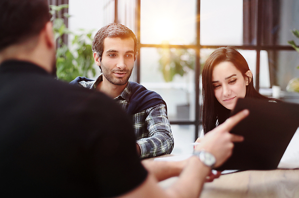 포토 JPG 해외이미지 직업 흑인 회사 비즈니스 사업가 회의 그래프 협력 설계 실내 인종 세명 금융 사무실 정보 작업 비즈니스맨 비즈니스우먼 자신감 그룹 우아함 대표 토론 종업원 동료 계약 경영자 리더 문서 긍정 다민족 경영 정중 지능 프로젝트 브레인스토밍 해외202309 해외포토 서양인 여자 남자 감정 컨셉 관계 사람 내부 경제 직장인 파일형식