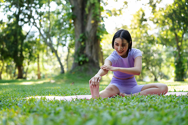 포토 JPG 해외이미지 백인 라이프스타일 공원 여자 행복 스포츠 포즈 신체 요가 교실 자연 아침 휴식 함께함 건강 한명 사람 앉기 성인 야외 초록색 여름 운동 뷰티 평화 스트레칭 활발 에너지 매트 도시 그룹 연습 명상 해외202309 해외포토 주간 서양인 1 웰빙 계절 공공시설 교육 감정 컬러 컨셉 학교 모션 생활 생태계 파일형식