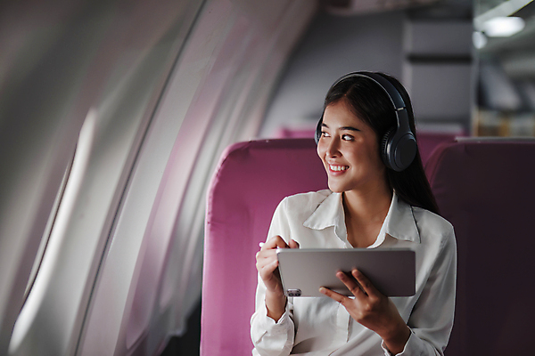 포토 JPG 해외이미지 여자 의자 비행기 한명 앉기 동양인 상반신 성인 앞모습 태블릿 헤드셋 승객 기내 성인여자한명만 태블릿펜 해외202309 해외포토 1 뷰포인트 음향기기 가구 항공교통 모션 대중교통 사람 인종 전자제품 스마트기기 펜 헤드폰 공공장소 여자한명만 성인여자만 파일형식