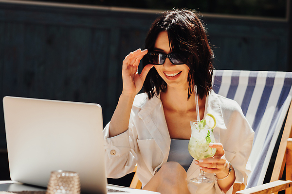 포토 JPG 해외이미지 직업 여자 음료 인터넷 갈색머리 한명 사람 성인 야외 노트북 컴퓨터 선글라스 유행 식당 공책 업무 칵테일 종업원 경영자 부름 멀리 온라인 동영상 모히토 소셜미디어 프리랜서 스타일 해외202309 해외포토 1 헤어스타일 안경 모션 문구용품 주류 전자제품 상점 작업 리더 파일형식