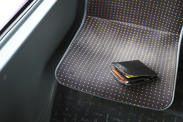 포토 JPG 해외이미지 여행 돈 의자 버스 사람 앉기 사람없음 야외 금융 쇼핑 저축 도시 그룹 지갑 재산 주머니 가죽 절도 왼쪽 오브젝트 승객 일반 내추럴 해외202309 해외포토 육상교통 가구 모션 대중교통 경제 범죄 방향 파일형식