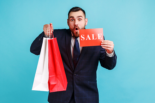 포토 JPG 해외이미지 알파벳 남자 한명 들기 상반신 성인 앞모습 파란색 쇼핑백 세일 팻말 절약 성인남자한명만 해외202309 해외포토 1 영어 뷰포인트 컬러 컨셉 가방 모션 프레임 사람 남자한명만 성인남자만 파일형식