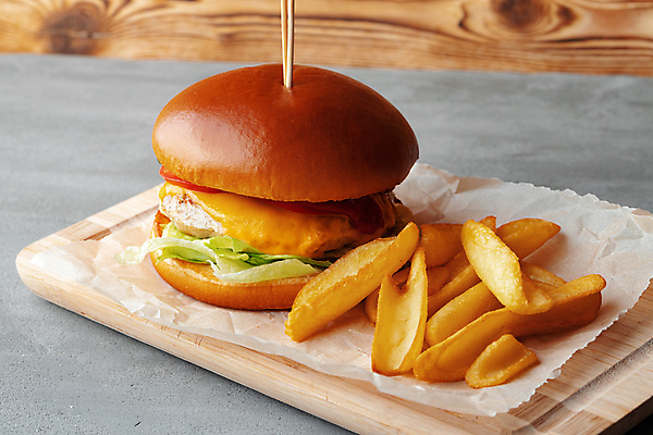 포토 JPG 해외이미지 토마토 사람없음 갈색 감자튀김 햄버거 양상추 패티 나무도마 이쑤시개장식 종이호일 해외202309 해외포토 컬러 채소 감자 도마 패스트푸드 목재 장식 튀김 이쑤시개 파일형식