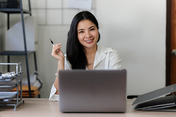 포토 JPG 해외이미지 직업 손 종이 백그라운드 컨셉 인터넷 비즈니스 직장 한명 사람 동양인 금융 경제 컴퓨터 사무실 알약 디지털 저축 계산기 작업 계산 계획 책상 분석 보고서 투자 회계 진행 계좌 리뷰 세금 수입 예산 경제학 회계사 해외202309 해외포토 1 교육 가구 회사 문구용품 인종 신체부위 전자제품 약 장비 파일형식