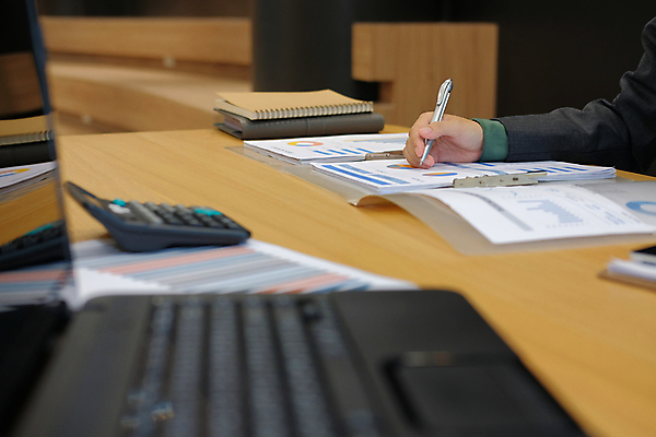 포토 JPG 해외이미지 직업 라이프스타일 남자 비즈니스 사업가 탁자 설계 직장 사람 사람없음 금융 노트북 컴퓨터 사무실 펜 자료 계산기 작업 비즈니스맨 비즈니스우먼 시장 계획 분석 보고서 문서 마케팅 해외202309 해외포토 여자 가구 컨셉 회사 문구용품 생활 경제 전자제품 필기구 장비 직장인 파일형식