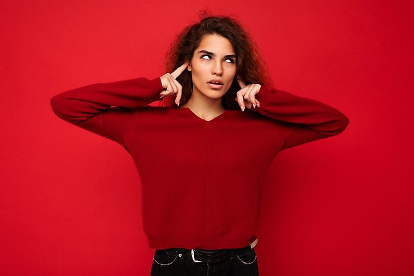 포토 JPG 해외이미지 백인 여자 감정 유럽 백그라운드 손가락 갈색머리 피곤 한명 사람 성인 빨간색 뷰티 갈색 공백 듣기 덮개 스웨터 귀 고립 저지 진실 카피스페이스 해외202309 해외포토 서양인 1 헤어스타일 손 나라 컬러 컨셉 상의 모션 신체부위 뚜껑 파일형식