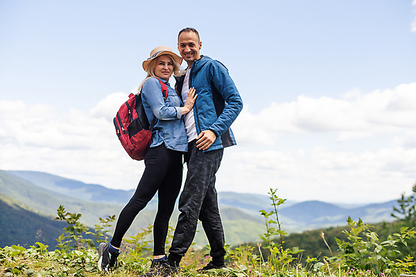 포토 JPG 해외이미지 전신 커플 응시 여자 남자 행복 하늘 휴가 산 함께함 사랑 성인 야외 두명 여행객 기댐 하이킹 풀잎 성인만 해외202309 해외포토 시선 감정 컨셉 잎 관계 모션 레저 사람 풀_식물 파일형식