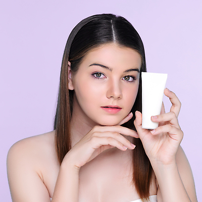 포토 JPG 해외이미지 모델 여자 백그라운드 한명 들기 상반신 성인 앞모습 턱괴기 화장품 우아함 피부 크림 성인여자한명만 해외202309 해외포토 1 뷰포인트 컨셉 모션 사람 신체부위 뷰티 여자한명만 성인여자만 파일형식