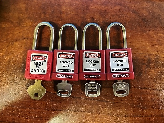 포토 JPG 해외이미지 식물 산업 컬러 백그라운드 컨셉 비즈니스 통신 자물쇠 건강 안전 사람없음 건물 상자 꼬리표 기계 장비 에너지 오픈 보호 보호장비 위험 연습 잠금 보안 취소 순서 규정 제어 해외202309 해외포토 건축물 라벨 파일형식