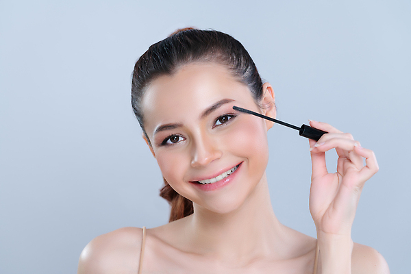 포토 JPG 해외이미지 응시 여자 한명 들기 상반신 성인 화장 뷰티 깨끗함 화장품 마스카라 성인여자한명만 해외202309 해외포토 1 시선 컨셉 모션 사람 여자한명만 성인여자만 파일형식