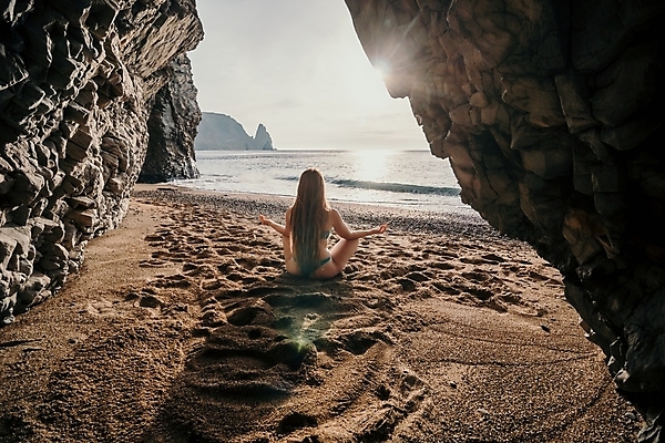 포토 JPG 해외이미지 백인 라이프스타일 여자 행복 선 모래 스포츠 바다 신체 요가 자연 아침 휴식 건강 한명 미소 사람 야외 물 여름 운동복 운동 뷰티 평화 자유 매트 반지 연습 명상 위치 필라테스 해외202309 해외포토 주간 자연요소 서양인 1 웰빙 옷 계절 감정 컨셉 장신구 표정 생활 생태계 파일형식