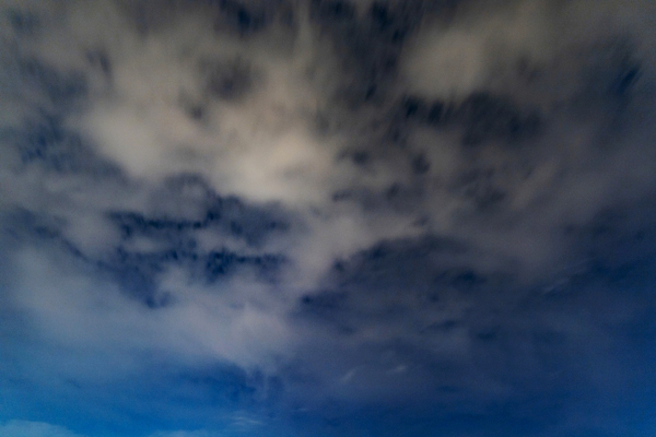 포토 JPG 해외이미지 구름 유럽 컬러 백그라운드 모션 자연 하늘 날씨 풍경 사람없음 여름 파란색 빛 뷰티 환경 어둠 흰색 장노출 폴란드 8월 브로츠와프 해외202309 해외포토 자연요소 계절 나라 촬영기법 날짜 생태계 파일형식