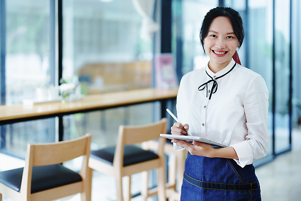 포토 JPG 해외이미지 직업 응시 여자 행복 커피 음료 음식 백그라운드 컨셉 인터넷 비즈니스 사업가 태국 노동자 한명 서기 사람 동양인 상점 식당 중국 앞치마 카페 수확 업무 바 작음 종업원 서비스 경영자 바리스타 카페테리아 주인 마케팅 카피스페이스 중소기업 해외202309 해외포토 1 시선 감정 아시아 농업 회사 모션 인종 공백 작업 크기 리더 파일형식