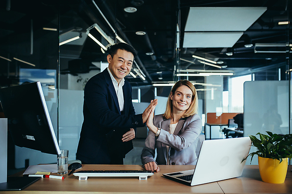 포토 JPG 해외이미지 여자 남자 화초 시계 회사 창문 함께함 들기 앉기 정장 상반신 성인 두명 옆모습 노트북 모니터 키보드 비즈니스맨 비즈니스우먼 물컵 동료 하이파이브 서류판 성인만 해외202309 해외포토 식물 옷 뷰포인트 컨셉 비즈니스 관계 모션 사람 손짓 컵 전자제품 컴퓨터 사무용품 직장인 파일형식