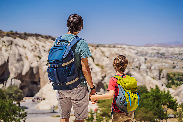 포토 JPG 해외이미지 남자 어린이 여행 배낭 하늘 소년 성인 야외 두명 뒷모습 아웃포커스 손잡기 남자만 튀르키예 해외202309 해외포토 아시아 뷰포인트 가방 모션 촬영기법 사람 파일형식