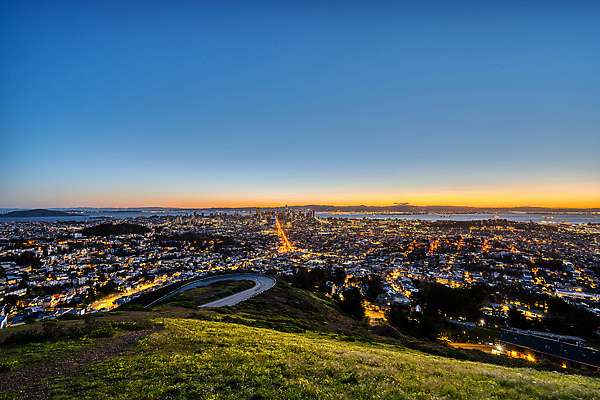 포토 JPG 해외이미지 도로 여행 비즈니스 건축양식 하늘 전등 거리 주택 파노라마 사람없음 건물 관광지 하이앵글 도시풍경 일출 고층빌딩 미국 황혼 새벽 도시 만 센터 도심 야간 캘리포니아 지역 타운 스카이라인 랜드마크 명승지 샌프란시스코 해외202309 해외포토 자연요소 건축물 건축 길 뷰포인트 북아메리카 교통시설 조명 촬영기법 풍경 빌딩 노을 일몰 파일형식