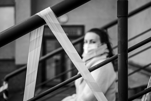 포토 JPG 해외이미지 백인 1 라이프스타일 유럽 리본 얼굴 여행 백그라운드 거리 프레임 건강 경고 가면 한명 사람 야외 여행객 고통 환자 금지 흰색 도시 바이러스 보호 질병 사인 보안 감염 전염병 해외202309 해외포토 서양인 감정 나라 컬러 컨셉 의학 안전 생활 신체부위 파일형식