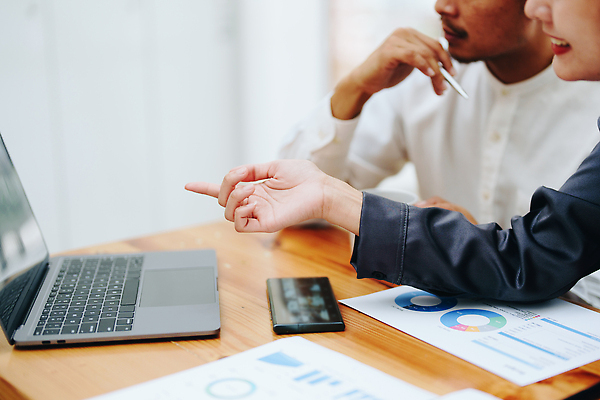 포토 JPG 해외이미지 직업 백그라운드 컨셉 회사 비즈니스 사업가 성공 그래프 협력 설계 사람 동양인 두명 금융 경제 사무실 비즈니스맨 비즈니스우먼 그룹 계획 토론 분석 동료 보고서 시작 상담 문서 투자 회계 경영 마케팅 세금 예산 조언 브레인스토밍 해외202309 해외포토 여자 남자 관계 인종 직장인 파일형식