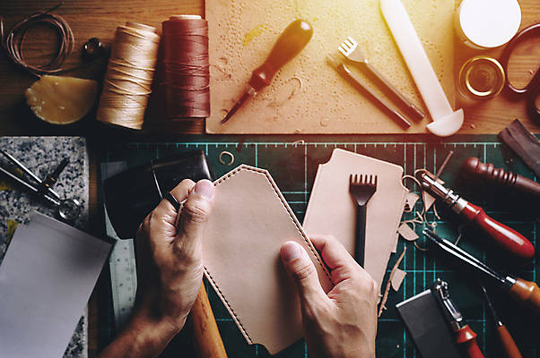 포토 JPG 해외이미지 손 들기 신체부위 도구 작업 가죽 책상 오브젝트 수공예 DIY 가죽공예 공예가 소가죽 해외202309 해외포토 가구 모션 사람 취미 공예 파일형식