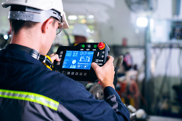 포토 JPG 해외이미지 남자 산업 공장 노동자 작업복 한명 들기 상반신 성인 옆모습 기계 과학기술 작업 엔지니어 안전모 컨트롤 프로그래밍 성인남자한명만 해외202309 해외포토 직업 1 옷 뷰포인트 공업 모션 기술 사람 기술자 헬멧 안전장비 개발 남자한명만 성인남자만 파일형식