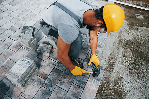 포토 JPG 해외이미지 전신 남자 건축 바닥 작업복 공사 한명 성인 옆모습 건설현장 작업 보행로 망치 무릎꿇기 망치질 화강암 성인남자한명만 건설근로자 해외202309 해외포토 직업 1 옷 길 뷰포인트 모션 건설업 사람 암석 공구 남자한명만 성인남자만 파일형식