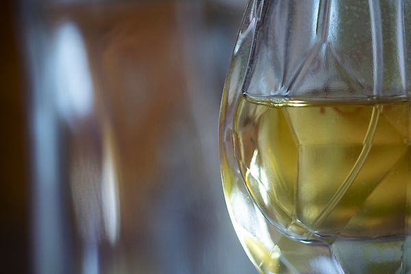 포토 JPG 해외이미지 여자 유리 선물 사람없음 뷰티 유행 화장품 투명 화려 고급 우아함 컨테이너 향수 향기 아로마 분무기 쾰른 해외202309 해외포토 산업 컨셉 재질 독일 사람 냄새 파일형식