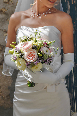 포토 JPG 해외이미지 식물 전통 손 드레스 꽃잎 꽃 행복 꽃다발 장갑 결혼 꽃무늬 목걸이 결혼식 관리 사랑 사람없음 장식 초록색 뷰티 장미 맑음 낭만 벚꽃 흰색 축하 신선 반지 잡기 고급 우아함 다발 기회 목 약혼 팔 해외202309 해외포토 레이스천 잡화 옷 감정 컬러 컨셉 무늬 장신구 모션 날씨 이벤트 신체부위 직물 약속 파일형식