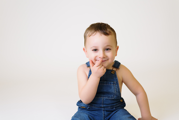 포토 JPG 해외이미지 어린이 놀이 한명 소년 파란색 아기 흰배경 해외202309 해외포토 1 남자 컬러 백그라운드 사람 흰색 파일형식