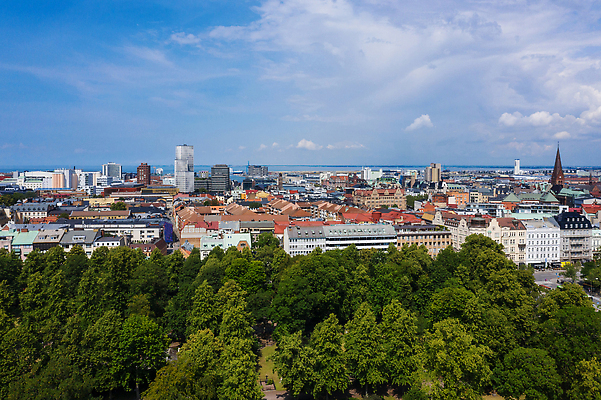 포토 JPG 해외이미지 나무 외관 계절 공원 유럽 여행 건축양식 하늘 휴가 거리 안테나 스웨덴 풍경 사람없음 야외 건물 여름 도시풍경 햇빛 탑 봄 도시 정사각형 장면 지역 타운 스카이라인 항공촬영 랜드마크 수평선 해외202309 해외포토 도형 식물 건축물 공공시설 건축 나라 뷰포인트 통신 북유럽 태양 파일형식